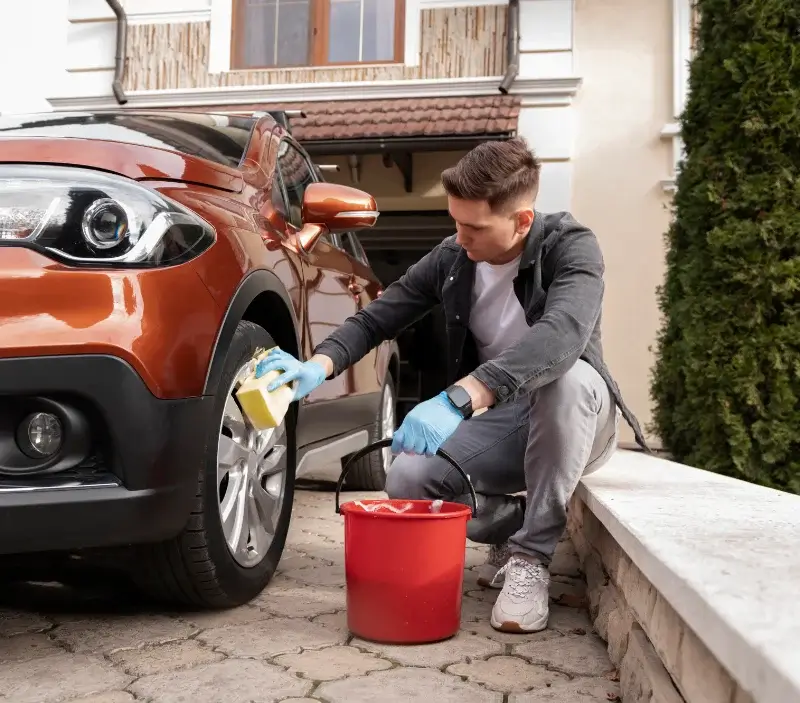 Lavage auto à domicile Lanquais : professionnel intervenant sur un véhicule